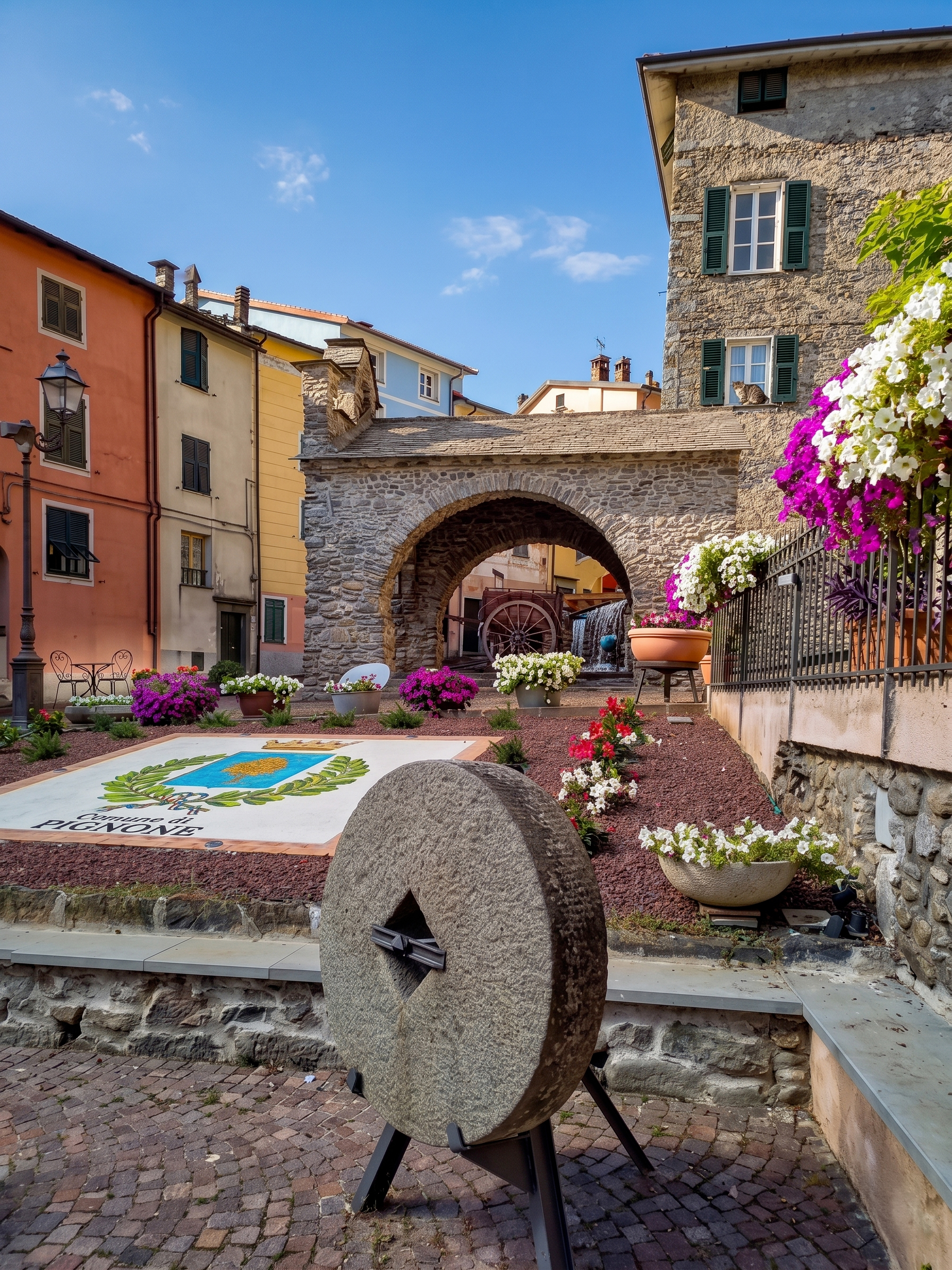 Scorcio del borgo di Pignone con archi e pietra